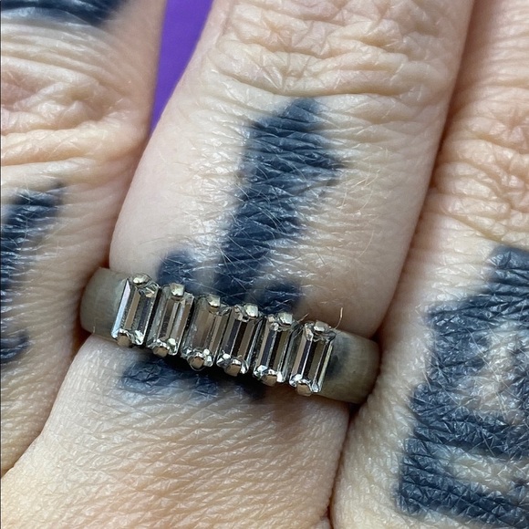 💛 Silver Sorrelli Rectangular Crystal Ring - Picture 3 of 6